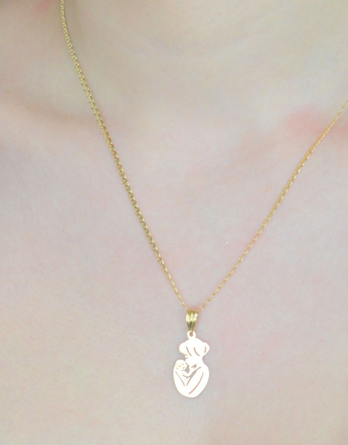 Zawieszka złota Mama z dzieckiem, próba 585 ZA 7421 585, dla mamy. Zawieszka przedstawiająca kobietę z dzieckiem będzie wspaniałym podarunkiem dla przyszłej mamy, z okazji Dnia Matki.1.jpg